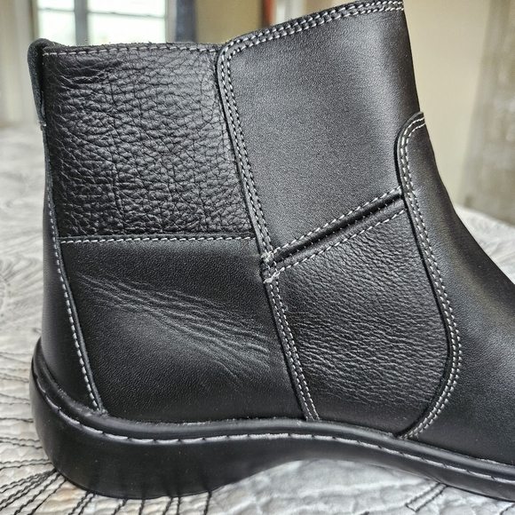 EUC Clarks Collection Cora Grace Leather Ankle Boot Zip Up Black 9.5 - Picture 8 of 12
